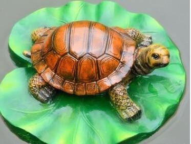 3d Flytande Sköldpadda I Dekoration Av Fiskdamm I Lotusblad